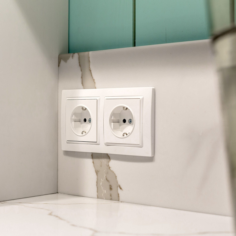 Рамка из поликарбоната на 2 поста Snabb Basic белый W0022001