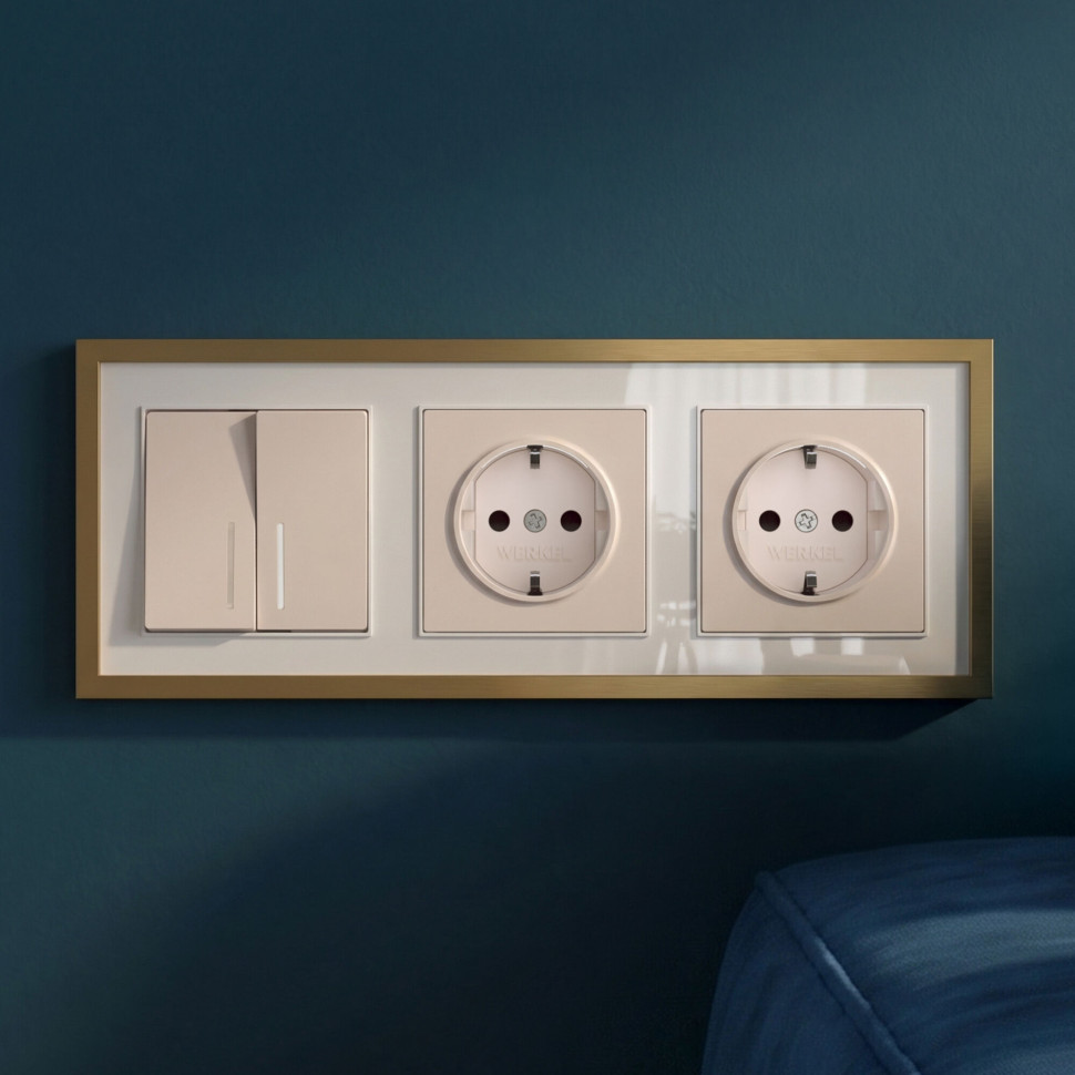 W0032853/ Рамка на 3 поста Baguette (белый/золотистая латунь) W0032853