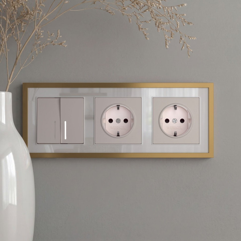 W0032853/ Рамка на 3 поста Baguette (белый/золотистая латунь) W0032853