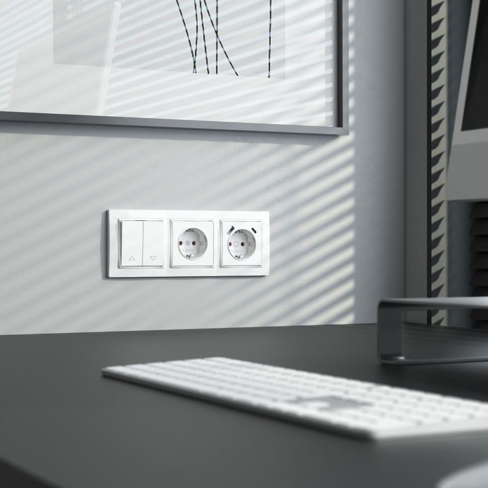 Рамка из поликарбоната на 3 поста Snabb Basic белый W0032001