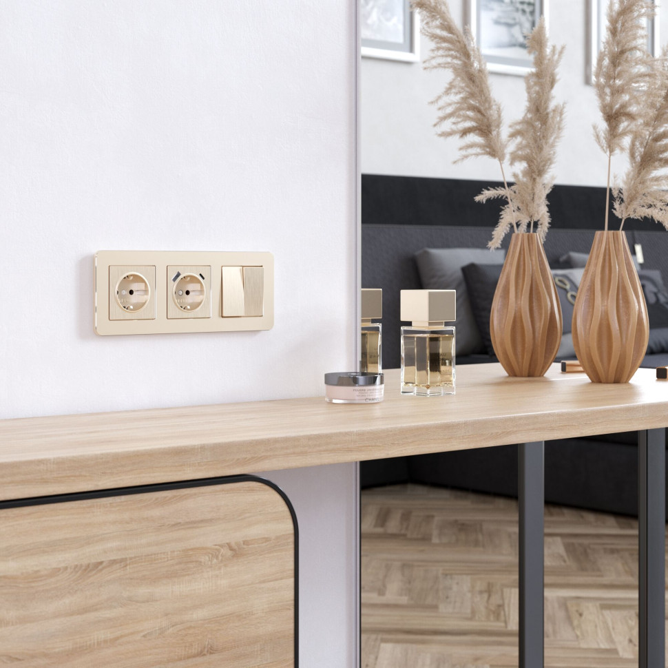 Рамка из металла на 3 поста Platinum шампань W0032611