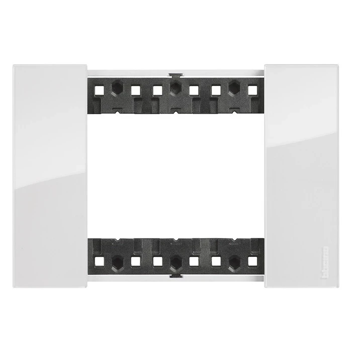 Рамка на 3 модуля с суппортом итальянский стандарт Bticino Living Now лед 