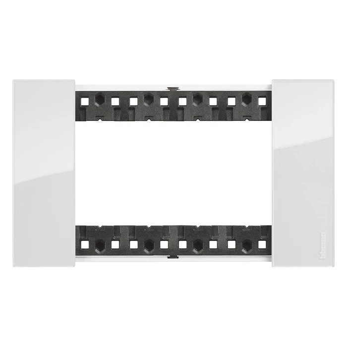 Рамка на 4 модуля с суппортом итальянский стандарт Bticino Living Now лед 