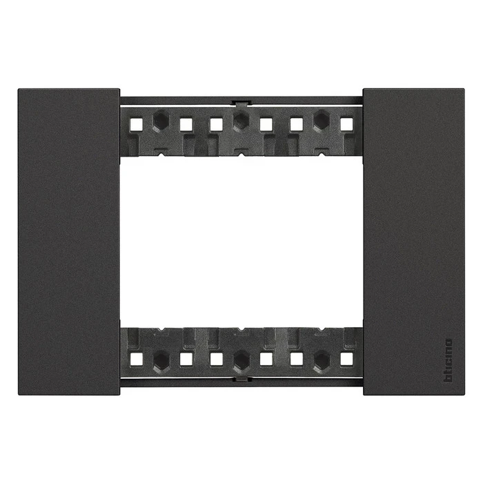 Рамка на 3 модуля с суппортом итальянский стандарт Bticino Living Now черный 