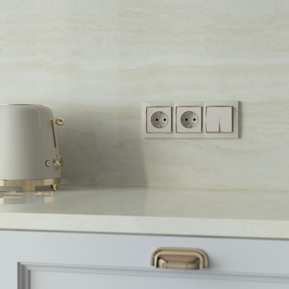 Рамка из поликарбоната на 3 поста Snabb слоновая кость/золото W0031932