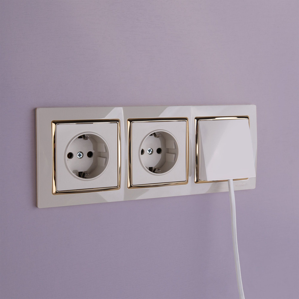 Рамка из поликарбоната на 3 поста Snabb слоновая кость/золото W0031932