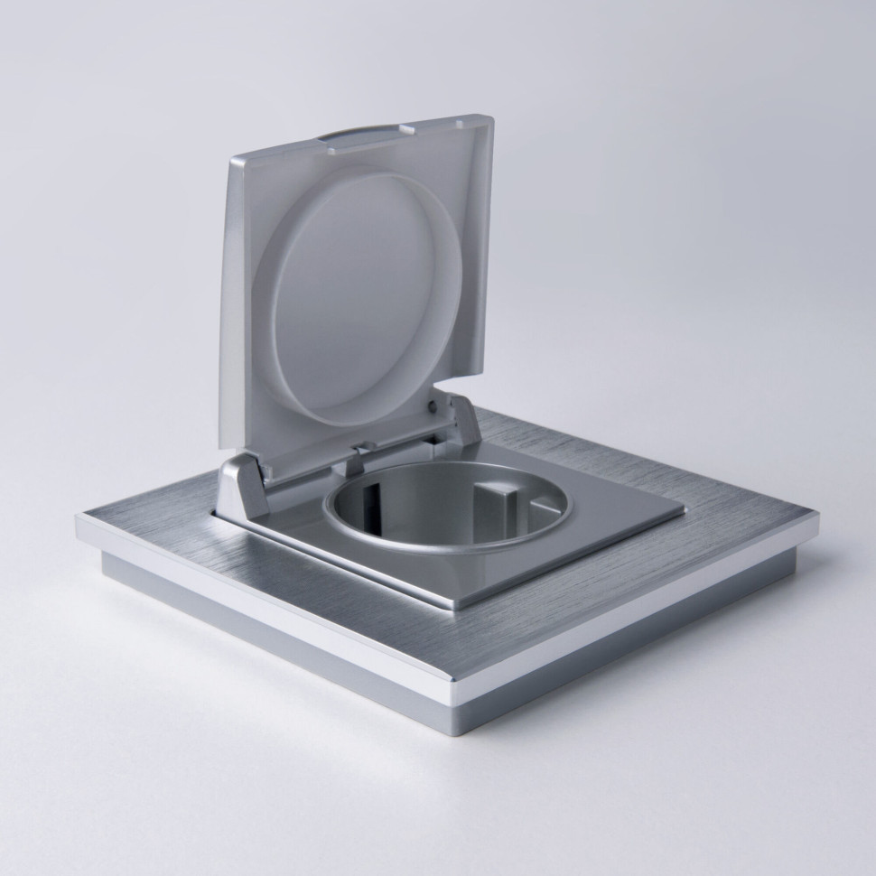 W1171206/ Розетка влагозащ. с зазем. с защит. крышкой и шторками (серебряный) W1171206