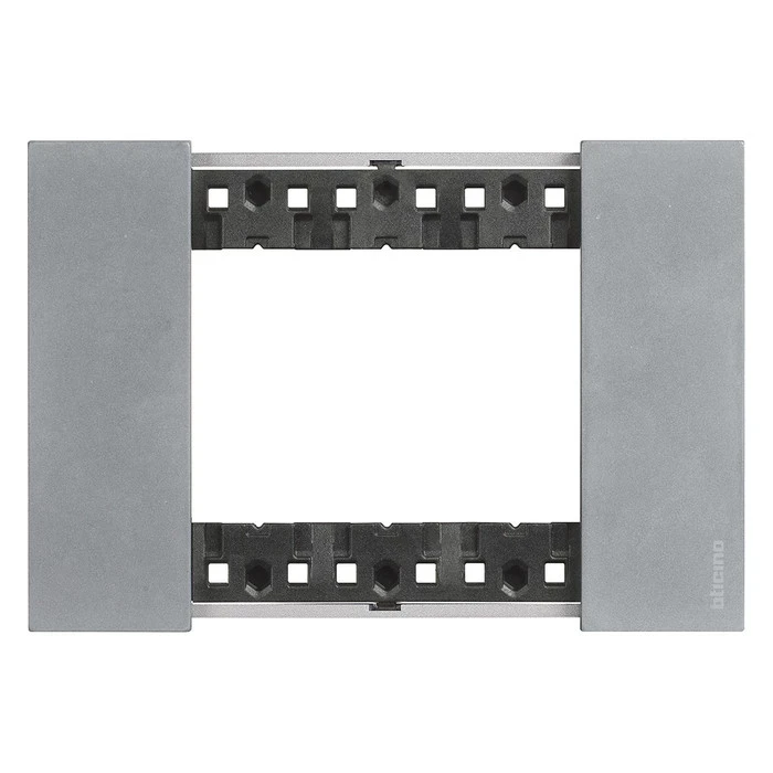 Рамка на 3 модуля с суппортом итальянский стандарт Bticino Living Now луна 