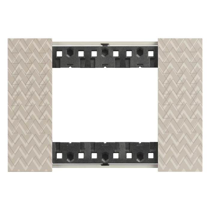 Рамка на 3 модуля с суппортом итальянский стандарт Bticino Living Now оптик 