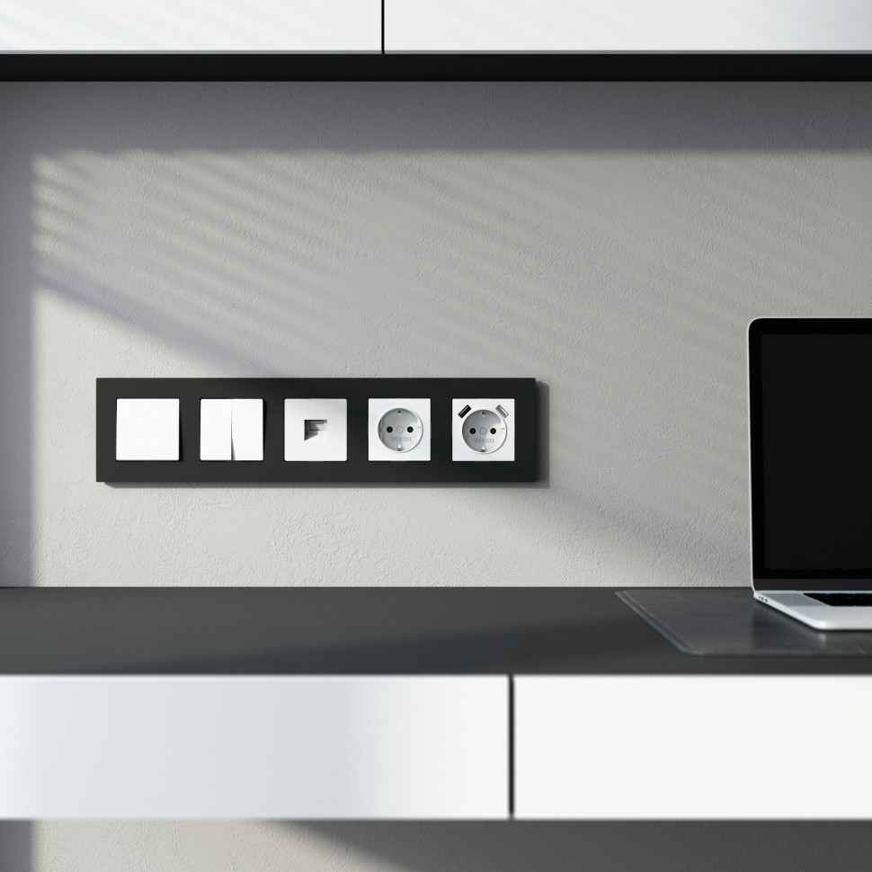 Розетка с заземлением (белая) W1171001