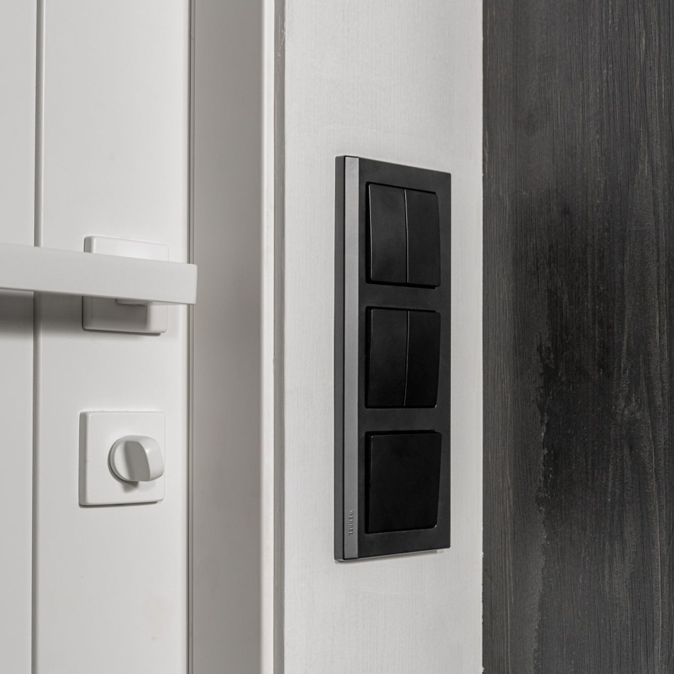 Рамка из поликарбоната на 3 поста Stark черный W0031808